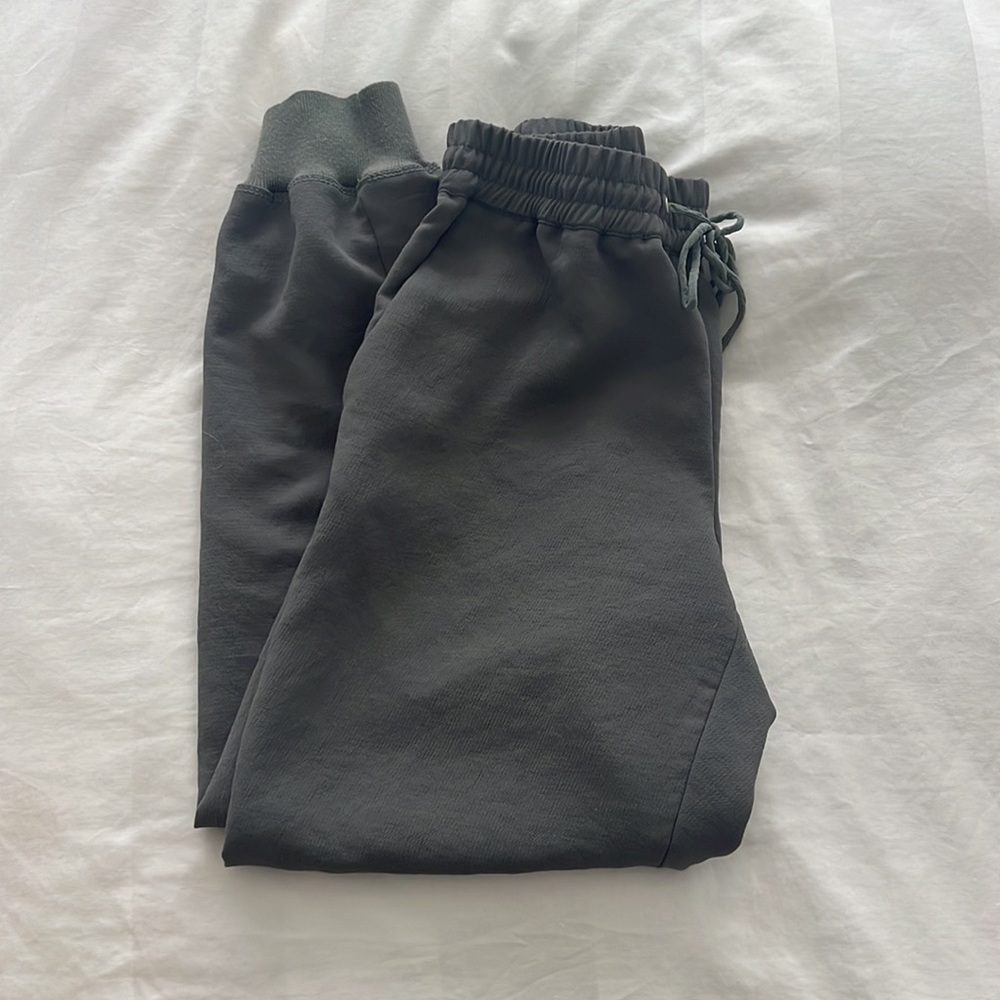 Aritzia olive green jogger pants! XS. Tie waist band with tapered ankles.